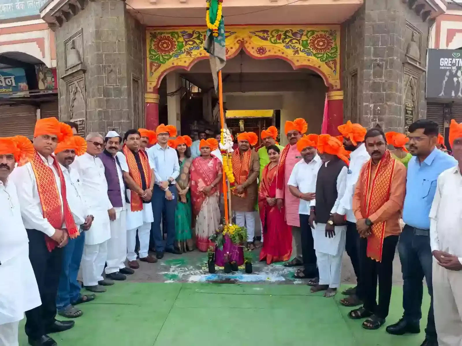 लातूर की गंजगोलाई में पारंपरिक वेशभूषा में सार्वजनिक गुढी का पूजन करते हुए प्रशासनिक अधिकारी और स्थानीय नागरिक।