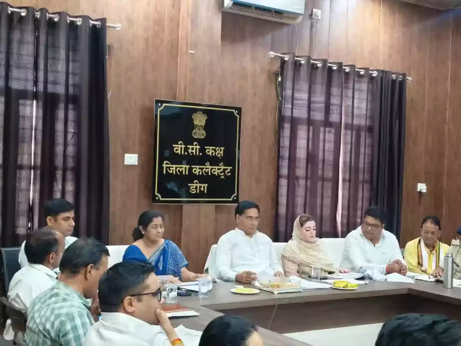 डीग पंचायत समिति सभागार में अधिकारियों के साथ समीक्षा बैठक की अध्यक्षता करते मंत्री सुरेश सिंह रावत। डीग पंचायत समिति सभागार में अधिकारियों के साथ समीक्षा बैठक की अध्यक्षता करते मंत्री सुरेश सिंह रावत।