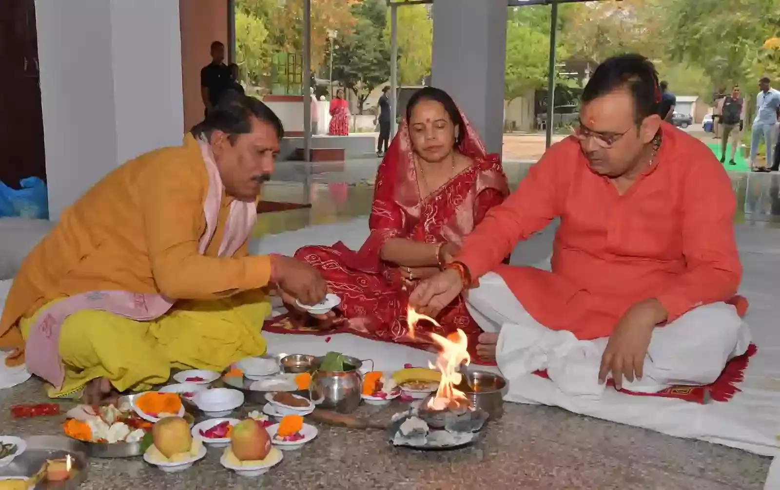 मुख्यमंत्री निवास के मंदिर में सपत्नीक पूजा और घट स्थापना करते हुए मुख्यमंत्री भजनलाल शर्मा। मुख्यमंत्री निवास के मंदिर में सपत्नीक पूजा और घट स्थापना करते हुए मुख्यमंत्री भजनलाल शर्मा।