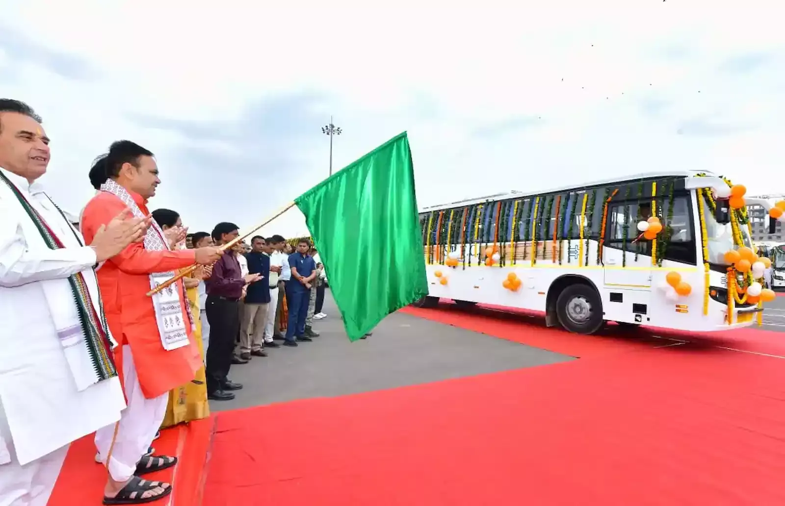 मुख्यमंत्री भजनलाल शर्मा जयपुर के बस टर्मिनल पर नई रोडवेज बसों को हरी झंडी दिखाकर रवाना कर रहे हैं। मुख्यमंत्री भजनलाल शर्मा जयपुर के बस टर्मिनल पर नई रोडवेज बसों को हरी झंडी दिखाकर रवाना कर रहे हैं।