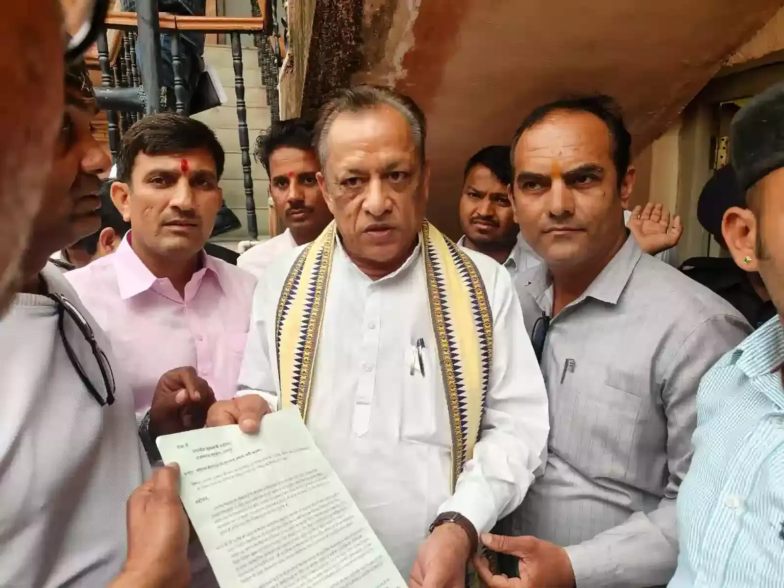 बाड़मेर में पत्रकार संगठन के सदस्य प्रभारी मंत्री को जैसलमेर कलेक्टर के विरुद्ध ज्ञापन सौंपते हुए बाड़मेर में पत्रकार संगठन के सदस्य प्रभारी मंत्री को जैसलमेर कलेक्टर के विरुद्ध ज्ञापन सौंपते हुए