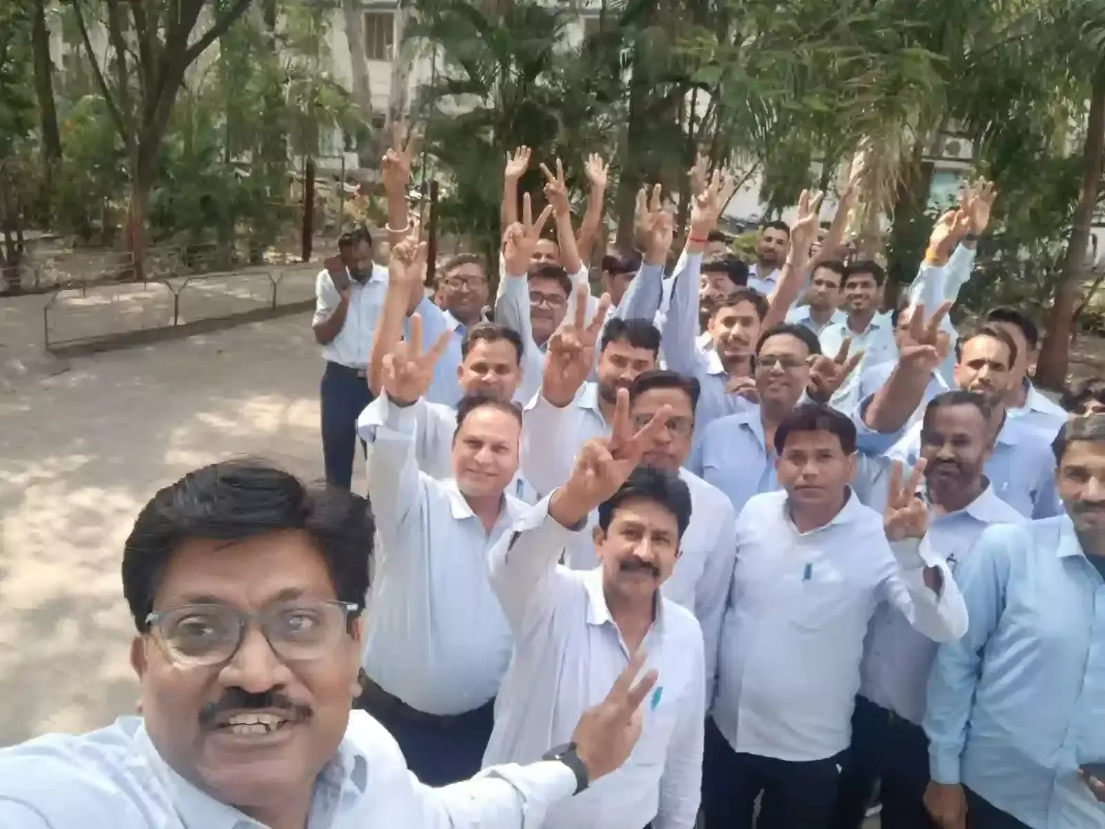 गंगापुर सिटी रेलवे स्टेशन पर रनिंग स्टाफ और मजदूर संघ के पदाधिकारी भत्ता बढ़ने पर मिठाई बांटकर खुशी मनाते हुए। गंगापुर सिटी रेलवे स्टेशन पर रनिंग स्टाफ और मजदूर संघ के पदाधिकारी भत्ता बढ़ने पर मिठाई बांटकर खुशी मनाते हुए।