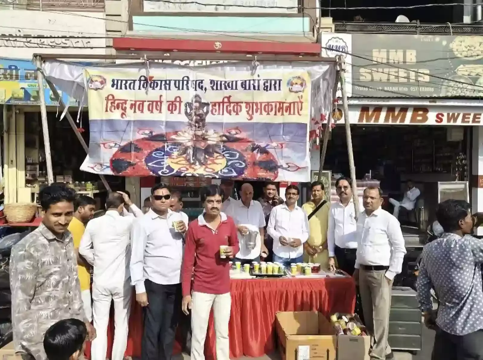 बारां के प्रताप चौक पर भारत विकास परिषद के सदस्य नागरिकों को तिलक लगाकर हिंदू नववर्ष की शुभकामनाएं दे रहे हैं। बारां के प्रताप चौक पर भारत विकास परिषद के सदस्य नागरिकों को तिलक लगाकर हिंदू नववर्ष की शुभकामनाएं दे रहे हैं।