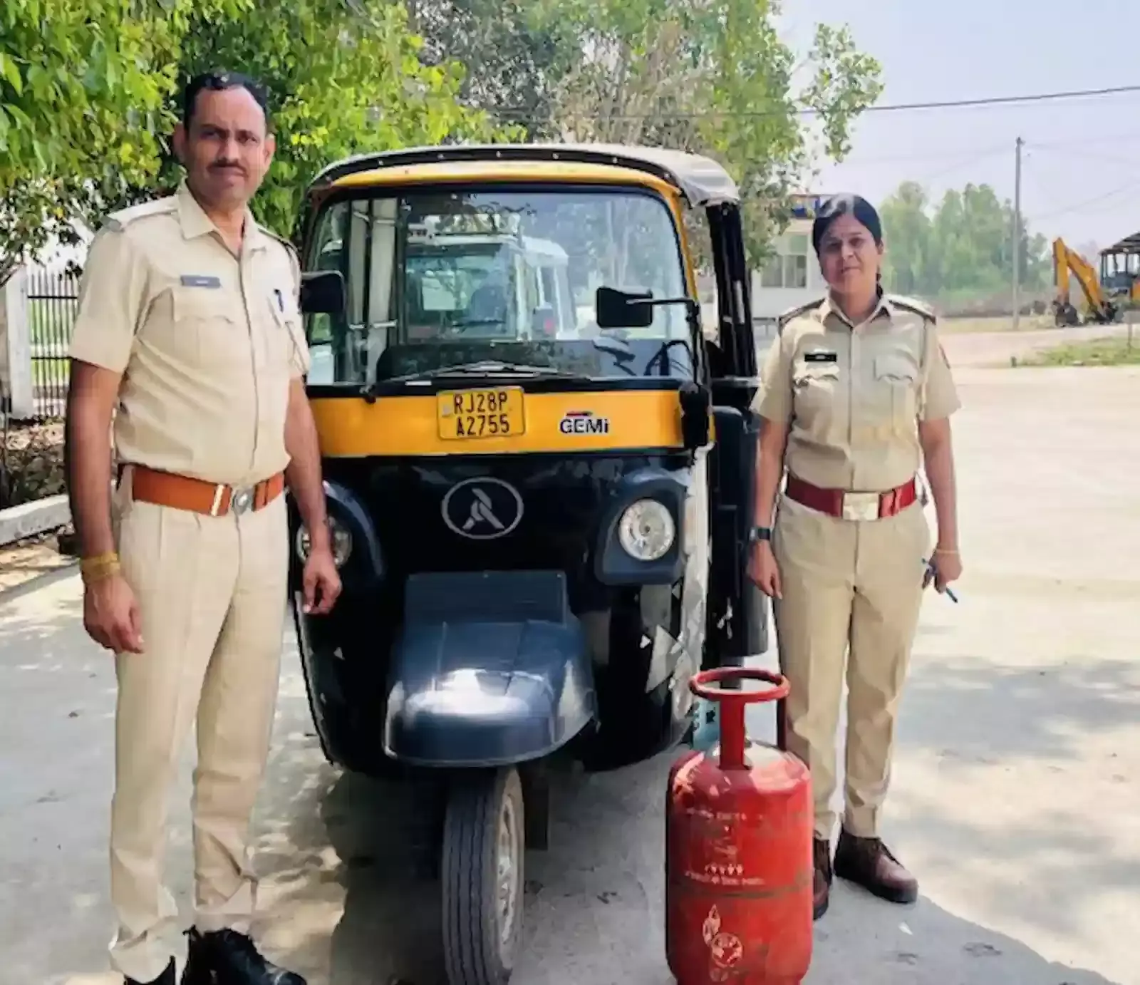 पुलिस थाना सीसवाली की टीम द्वारा गिरफ्तार आरोपी रविंद्र और बरामद चोरी का सामान बारां में दिख रहा है। पुलिस थाना सीसवाली की टीम द्वारा गिरफ्तार आरोपी रविंद्र और बरामद चोरी का सामान बारां में दिख रहा है।