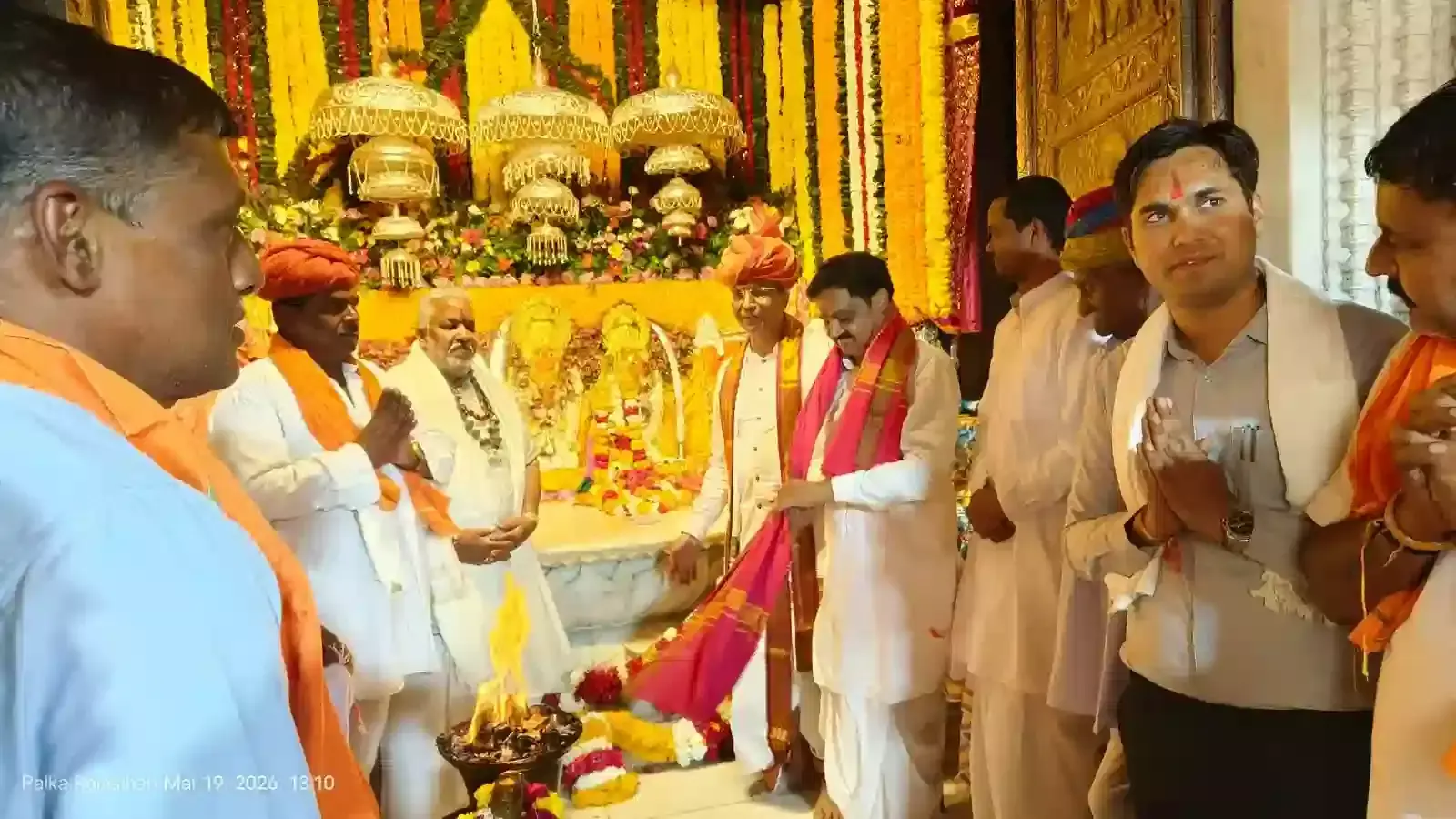 जोगणिया माता शक्तिपीठ परिसर बेगू में चैत्र नवरात्रि मेले के शुभारंभ पर पूजा अर्चना करते श्रद्धालु और अतिथि। जोगणिया माता शक्तिपीठ परिसर बेगू में चैत्र नवरात्रि मेले के शुभारंभ पर पूजा अर्चना करते श्रद्धालु और अतिथि।