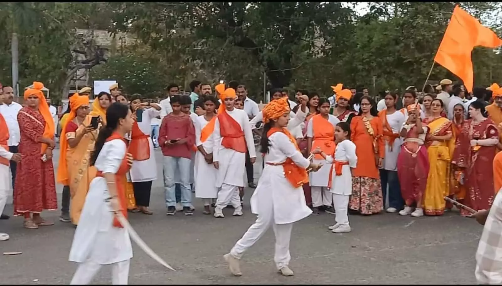 चित्तौड़गढ़ के सुभाष चौक में हिंदू नववर्ष की शोभायात्रा के दौरान अखाड़ा प्रदर्शन करती बालिकाएं और उमड़ी भीड़। चित्तौड़गढ़ के सुभाष चौक में हिंदू नववर्ष की शोभायात्रा के दौरान अखाड़ा प्रदर्शन करती बालिकाएं और उमड़ी भीड़।