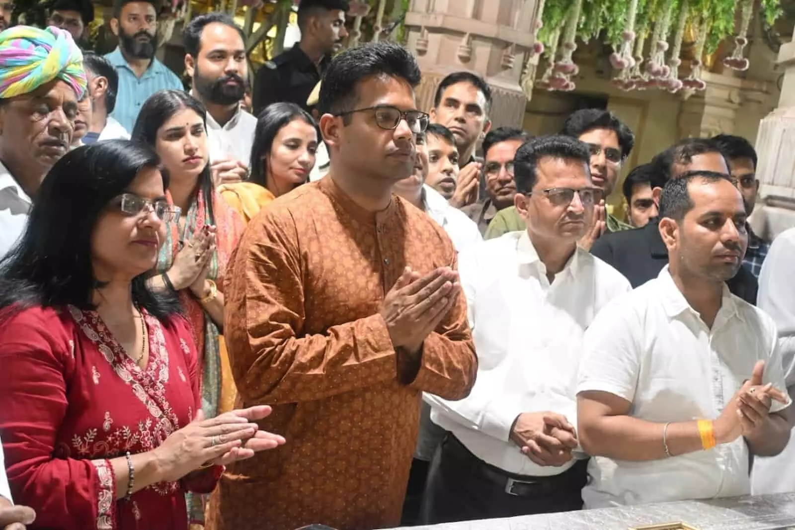 मंडफिया के सांवलिया सेठ मंदिर में राजस्थान दिवस पर आयोजित महाआरती के दौरान पूजा करते अतिथि और श्रद्धालु। मंडफिया के सांवलिया सेठ मंदिर में राजस्थान दिवस पर आयोजित महाआरती के दौरान पूजा करते अतिथि और श्रद्धालु।