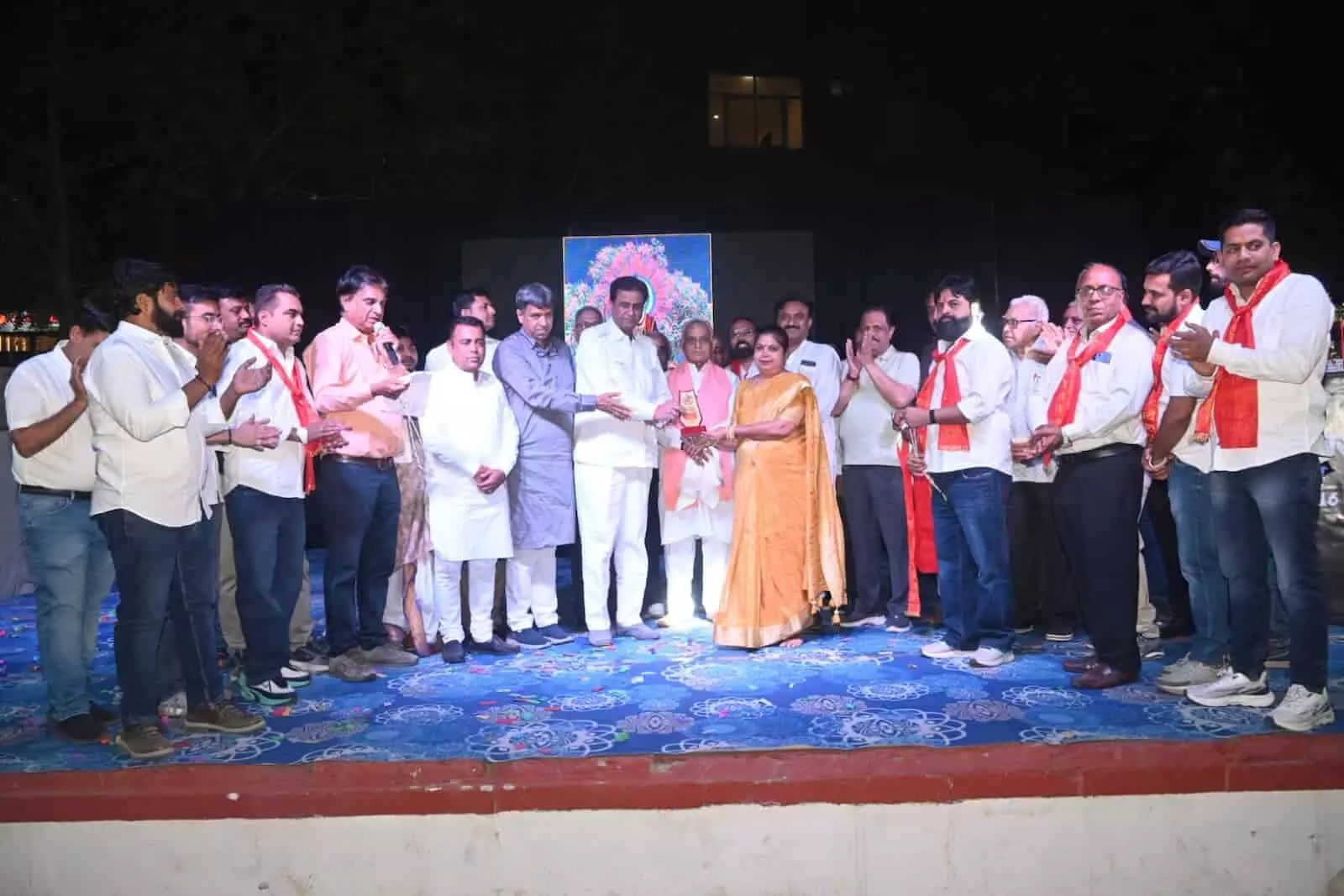 चित्तौड़गढ़ में आयोजित चेटी चण्ड कार्यक्रम के दौरान दीप प्रज्वलन करते हुए अतिथि और उपस्थित समाजजन। चित्तौड़गढ़ में आयोजित चेटी चण्ड कार्यक्रम के दौरान दीप प्रज्वलन करते हुए अतिथि और उपस्थित समाजजन।