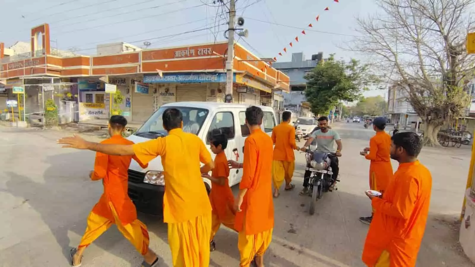 चित्तौड़गढ़ की कल्लाजी वेदपीठ में नववर्ष पर तिलक लगाकर प्रसाद बांटते हुए सेवादार। चित्तौड़गढ़ की कल्लाजी वेदपीठ में नववर्ष पर तिलक लगाकर प्रसाद बांटते हुए सेवादार।