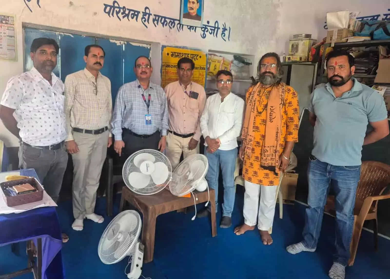 राजकीय प्राथमिक विद्यालय पेलानेड़ा में बैंक प्रबंधक को स्मृति चिह्न भेंट कर अभिनंदन करते शिक्षक और छात्र। राजकीय प्राथमिक विद्यालय पेलानेड़ा में बैंक प्रबंधक को स्मृति चिह्न भेंट कर अभिनंदन करते शिक्षक और छात्र।