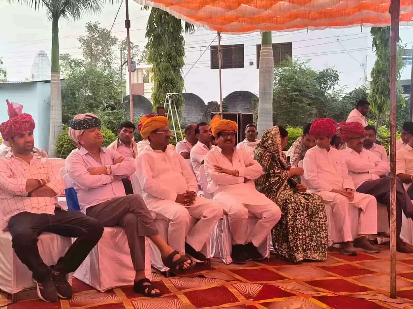 फतहनगर के गुलाब वाटिका में आयोजित होली मिलन समारोह के दौरान मंच पर बैठे कांग्रेस नेता और कार्यकर्ता। फतहनगर के गुलाब वाटिका में आयोजित होली मिलन समारोह के दौरान मंच पर बैठे कांग्रेस नेता और कार्यकर्ता।