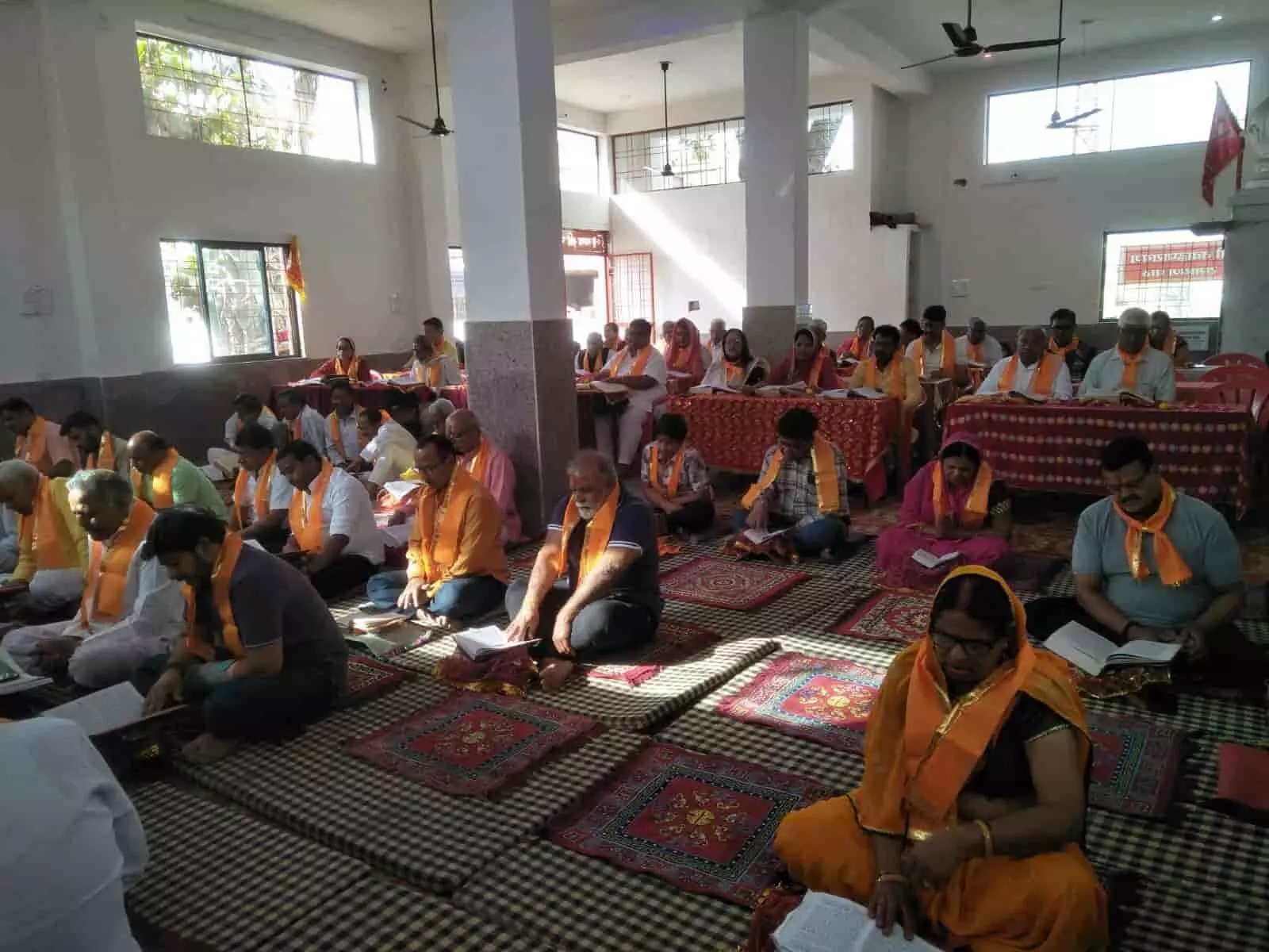 फतहनगर के हनुमान मंदिर प्रांगण में सामूहिक रामायण पाठ करते हुए महिला और पुरुष श्रद्धालु। फतहनगर के हनुमान मंदिर प्रांगण में सामूहिक रामायण पाठ करते हुए महिला और पुरुष श्रद्धालु।