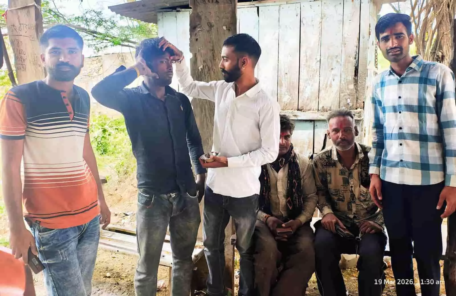 संगेसरा बस स्टैंड पर टीम युवा ब्रिगेड के सदस्य ग्रामीणों को तिलक लगाकर हिन्दू नवसंवत्सर की बधाई दे रहे हैं। संगेसरा बस स्टैंड पर टीम युवा ब्रिगेड के सदस्य ग्रामीणों को तिलक लगाकर हिन्दू नवसंवत्सर की बधाई दे रहे हैं।