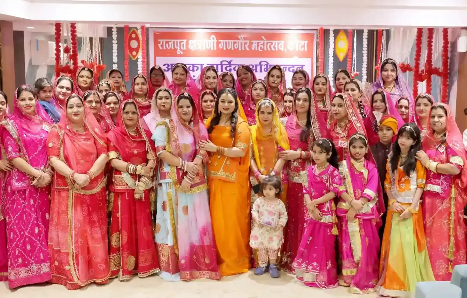 कोटा के वैष्णो देवी ज्योति मंदिर में चैत्र नवरात्रि के अवसर पर पूजा अर्चना करते हुए पंडित और उपस्थित श्रद्धालु। कोटा के वैष्णो देवी ज्योति मंदिर में चैत्र नवरात्रि के अवसर पर पूजा अर्चना करते हुए पंडित और उपस्थित श्रद्धालु।