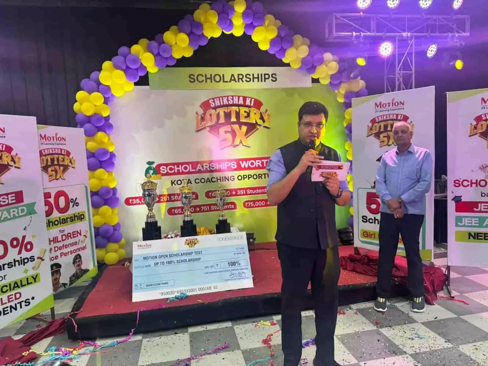 कोटा में आयोजित एक शैक्षणिक कार्यक्रम के दौरान मंच पर मौजूद मोशन एजुकेशन के पदाधिकारी और शिक्षक। कोटा में आयोजित एक शैक्षणिक कार्यक्रम के दौरान मंच पर मौजूद मोशन एजुकेशन के पदाधिकारी और शिक्षक।