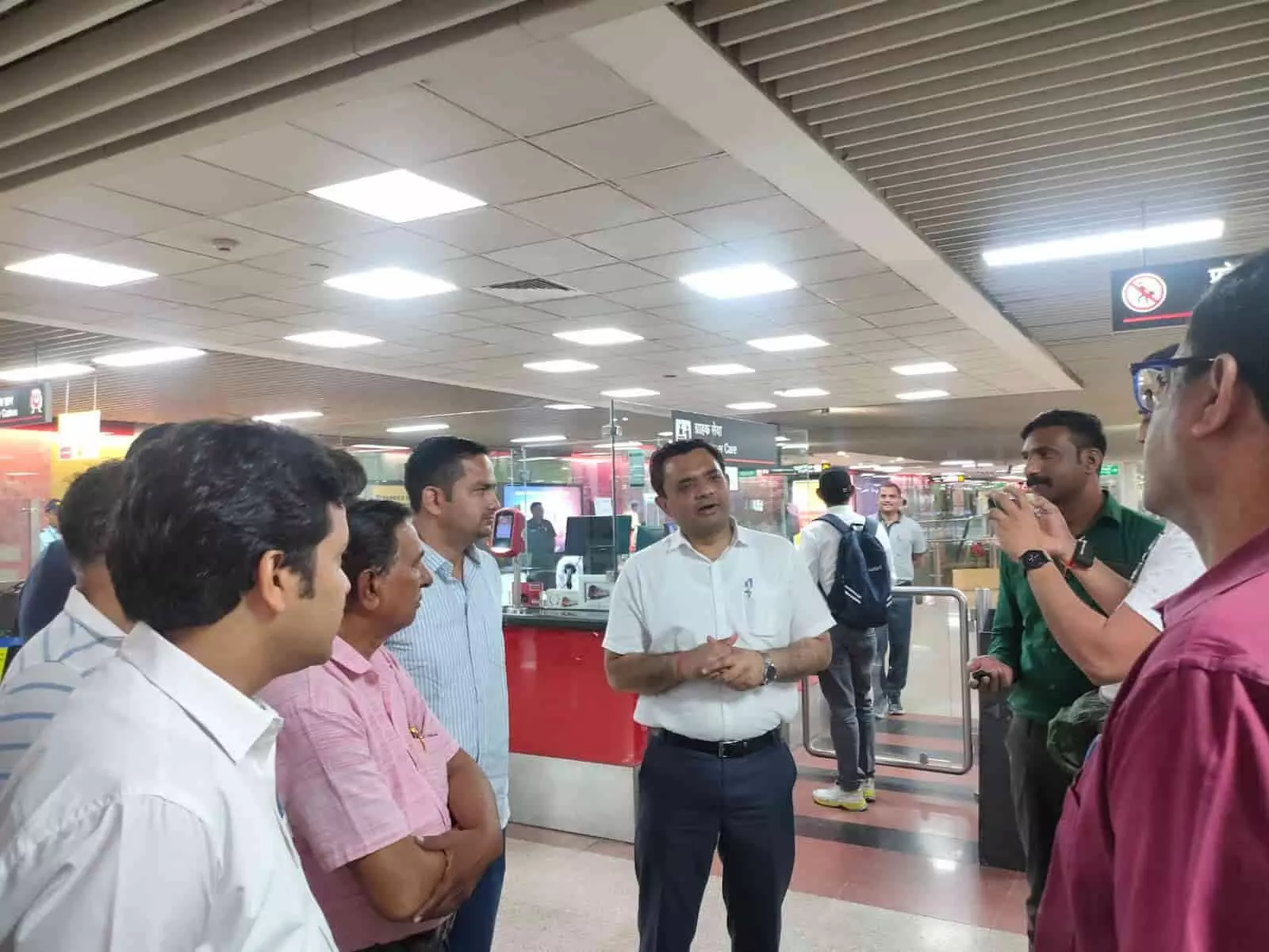 लखनऊ मेट्रो कंट्रोल रूम में अधिकारियों से संचालन प्रणाली की जानकारी लेते राजस्थान के पत्रकारों का दल लखनऊ मेट्रो कंट्रोल रूम में अधिकारियों से संचालन प्रणाली की जानकारी लेते राजस्थान के पत्रकारों का दल