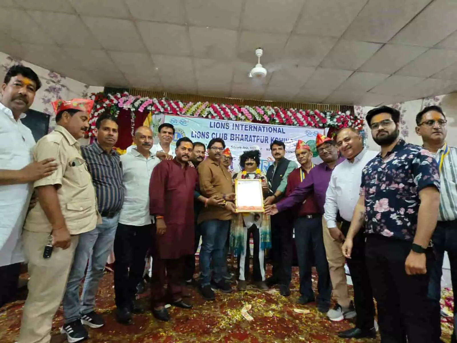 भरतपुर में लायंस क्लब के सांस्कृतिक कार्यक्रम के दौरान मंच पर राधा-कृष्ण की झांकी और फूलों की होली का दृश्य। भरतपुर में लायंस क्लब के सांस्कृतिक कार्यक्रम के दौरान मंच पर राधा-कृष्ण की झांकी और फूलों की होली का दृश्य।