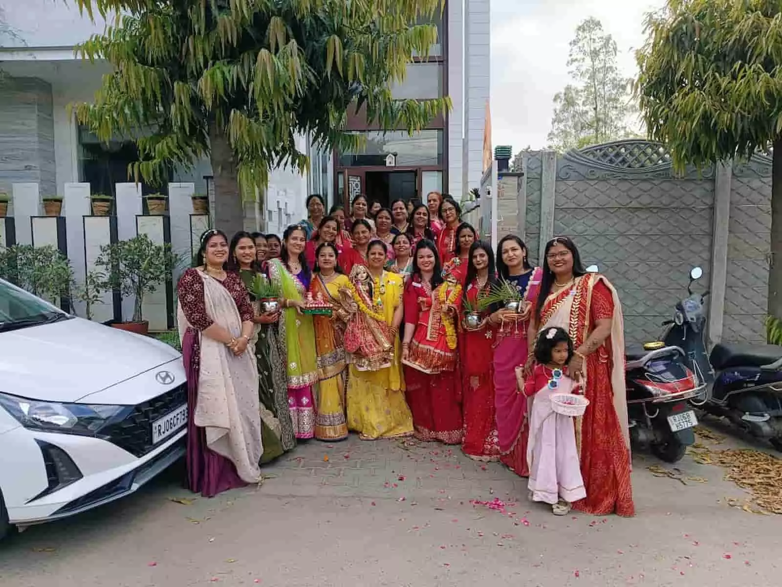 भीलवाड़ा: सखी सहेली ग्रुप ने धूमधाम से निकाली गणगौर की भव्य सवारी और बिंदोरा भीलवाड़ा: सखी सहेली ग्रुप ने धूमधाम से निकाली गणगौर की भव्य सवारी और बिंदोरा