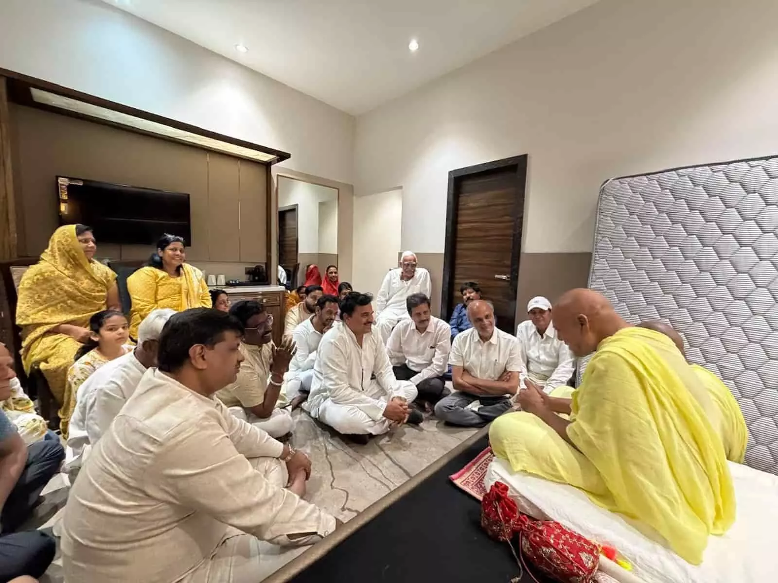 भीलवाड़ा में आध्यात्मिक प्रवचन के दौरान श्रद्धालुओं को आशीर्वाद देते पद्मश्री आचार्य नित्यानंद सूरीश्वर महाराज। भीलवाड़ा में आध्यात्मिक प्रवचन के दौरान श्रद्धालुओं को आशीर्वाद देते पद्मश्री आचार्य नित्यानंद सूरीश्वर महाराज।