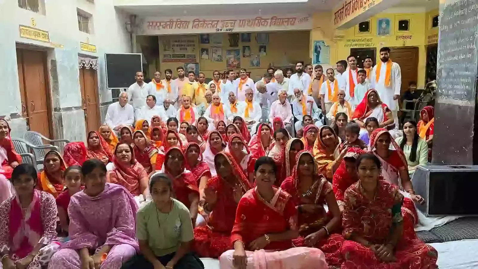 फतहनगर के सनवाड़ में महर्षि गौतम जयंती पर आयोजित हवन पूजन कार्यक्रम में सम्मिलित गुर्जरगौड़ ब्राह्मण समाज के लोग।
