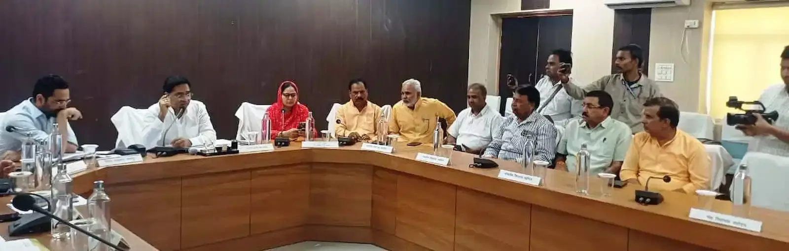 भरतपुर कलेक्ट्रेट सभागार में जिला प्रभारी मंत्री सुरेश सिंह रावत अधिकारियों के साथ विकास कार्यों की समीक्षा बैठक करते हुए। भरतपुर कलेक्ट्रेट सभागार में जिला प्रभारी मंत्री सुरेश सिंह रावत अधिकारियों के साथ विकास कार्यों की समीक्षा बैठक करते हुए।