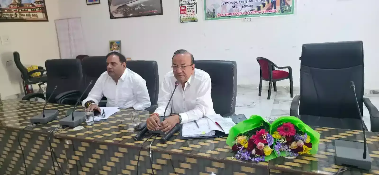 झालावाड़ जिला परिषद सभागार में स्वच्छता कार्यशाला को संबोधित करते ब्रांड एम्बेसेडर केके गुप्ता और उपस्थित सरकारी अधिकारी। झालावाड़ जिला परिषद सभागार में स्वच्छता कार्यशाला को संबोधित करते ब्रांड एम्बेसेडर केके गुप्ता और उपस्थित सरकारी अधिकारी।