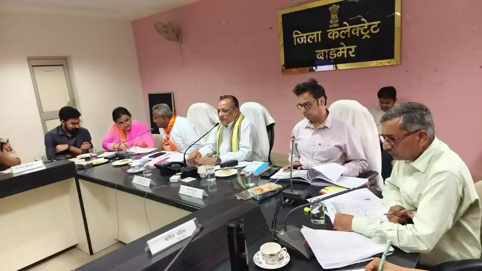 बाड़मेर कलेक्ट्रेट सभागार में अधिकारियों के साथ समीक्षा बैठक की अध्यक्षता करते मंत्री जोराराम कुमावत। बाड़मेर कलेक्ट्रेट सभागार में अधिकारियों के साथ समीक्षा बैठक की अध्यक्षता करते मंत्री जोराराम कुमावत।