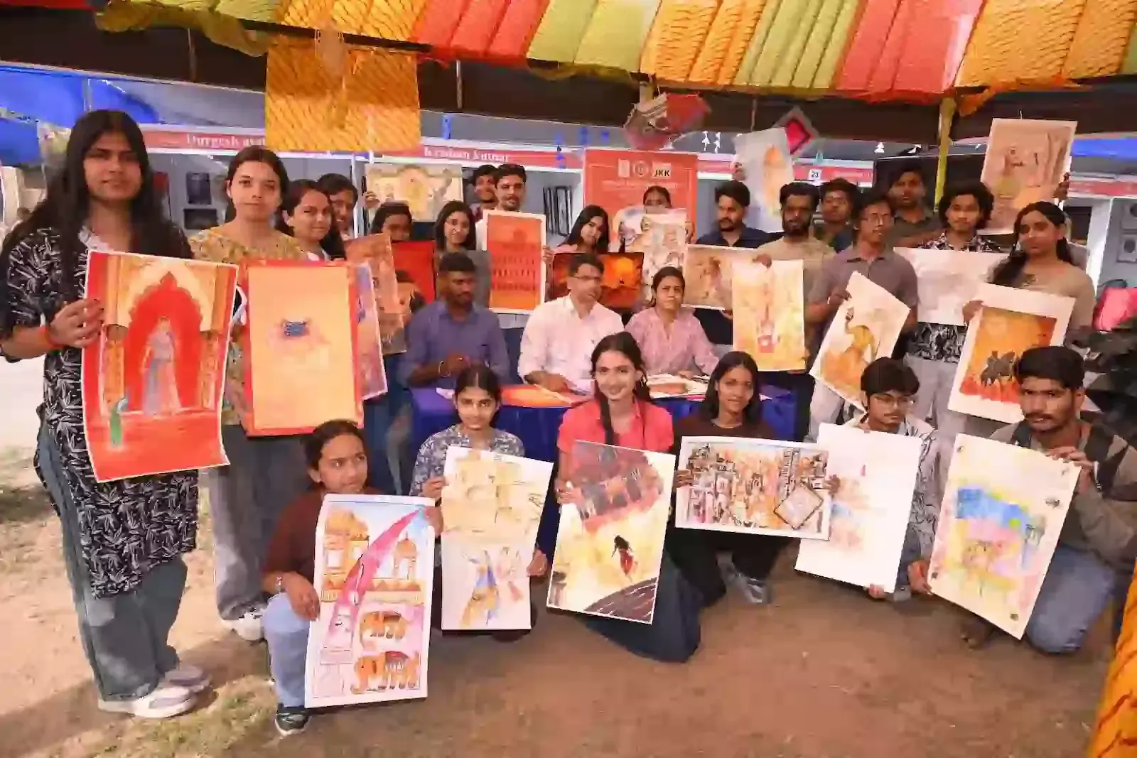 जयपुर कला मेले में राजस्थान के इतिहास पर आधारित प्रतियोगिता में चित्रकारी करते छात्र। जयपुर कला मेले में राजस्थान के इतिहास पर आधारित प्रतियोगिता में चित्रकारी करते छात्र।