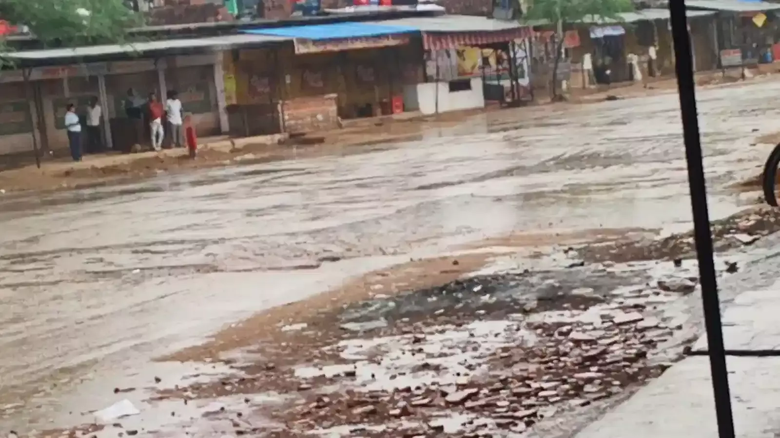 बयाना के खेत में बारिश के पानी में भीगी हुई कटी गेहूं की फसल और खराब मौसम का दृश्य। बयाना के खेत में बारिश के पानी में भीगी हुई कटी गेहूं की फसल और खराब मौसम का दृश्य।