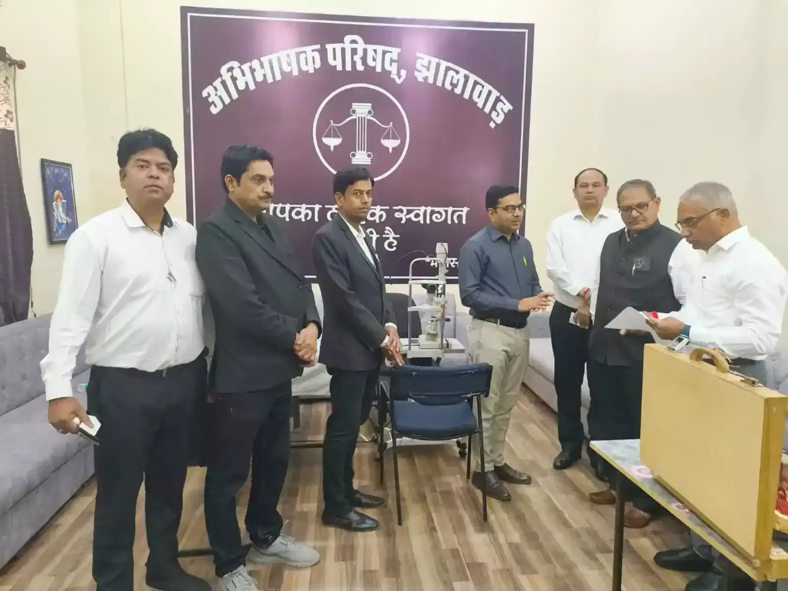 झालावाड़ न्यायालय परिसर में आयोजित नेत्र जांच शिविर में मशीन से आंखों की जांच करवाते न्यायिक अधिकारी। झालावाड़ न्यायालय परिसर में आयोजित नेत्र जांच शिविर में मशीन से आंखों की जांच करवाते न्यायिक अधिकारी।