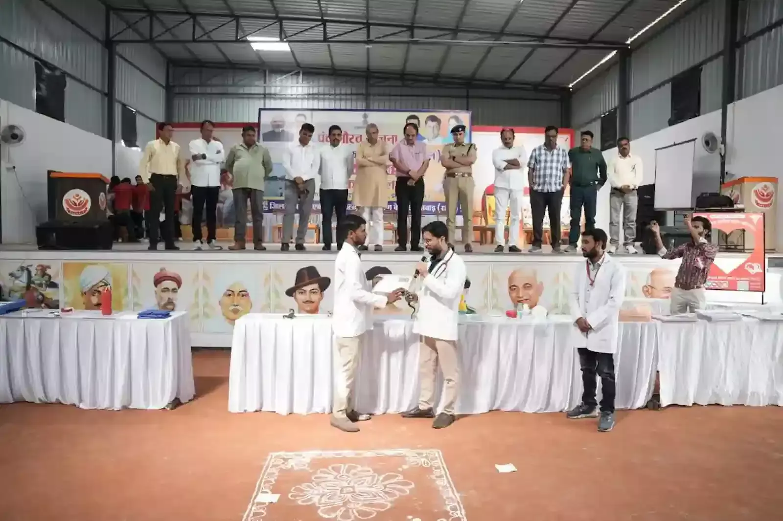 झालावाड़ की संकल्प एकेडमी में पंच गौरव योजना के अंतर्गत आयोजित बास्केटबॉल कार्यशाला के दौरान मंचासीन अतिथि और उपस्थित प्रतिभागी। झालावाड़ की संकल्प एकेडमी में पंच गौरव योजना के अंतर्गत आयोजित बास्केटबॉल कार्यशाला के दौरान मंचासीन अतिथि और उपस्थित प्रतिभागी।