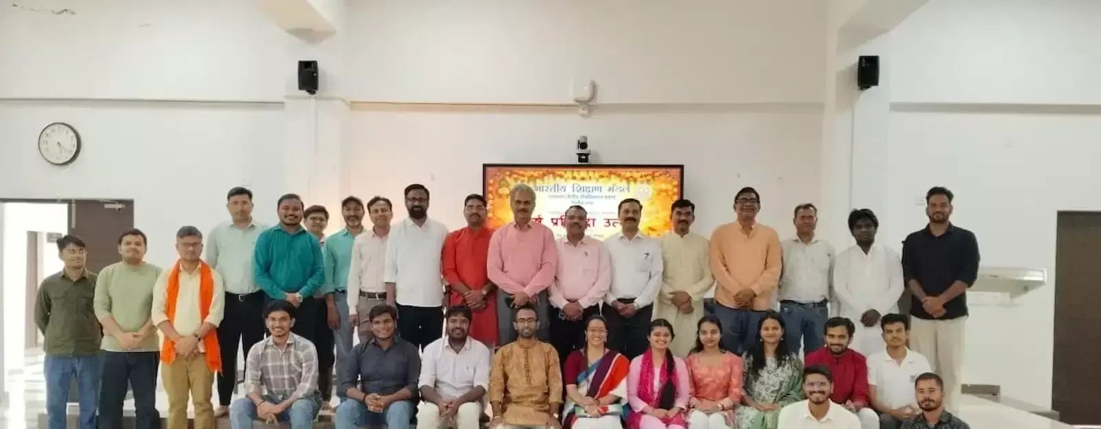 राजस्थान केंद्रीय विश्वविद्यालय के सभागार में दीप प्रज्ज्वलन करते अतिथि और वर्ष प्रतिपदा उत्सव में उपस्थित शिक्षक एवं विद्यार्थी। राजस्थान केंद्रीय विश्वविद्यालय के सभागार में दीप प्रज्ज्वलन करते अतिथि और वर्ष प्रतिपदा उत्सव में उपस्थित शिक्षक एवं विद्यार्थी।