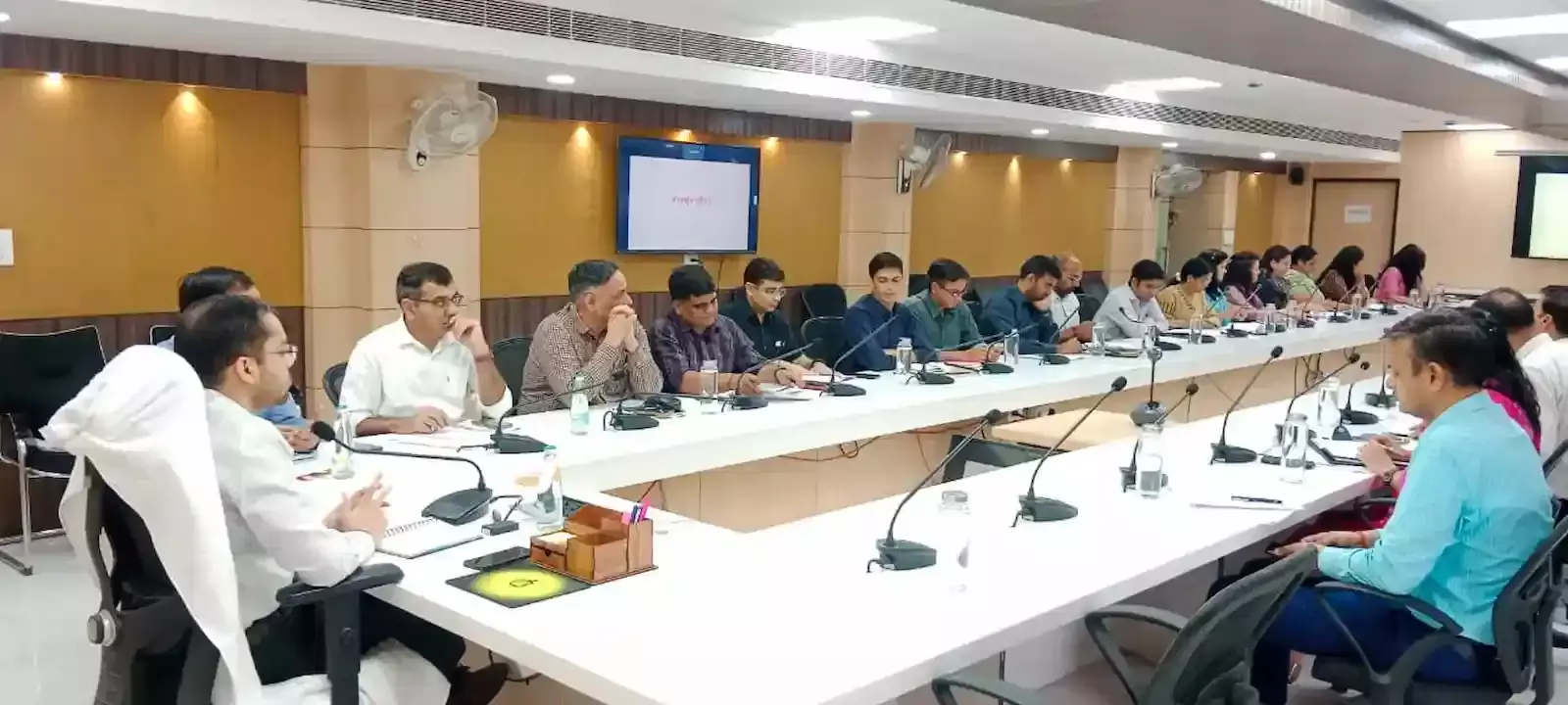 नगर निगम मुख्यालय जयपुर में अधिकारियों के साथ समीक्षा बैठक करते आयुक्त डॉ गौरव सैनी। नगर निगम मुख्यालय जयपुर में अधिकारियों के साथ समीक्षा बैठक करते आयुक्त डॉ गौरव सैनी।