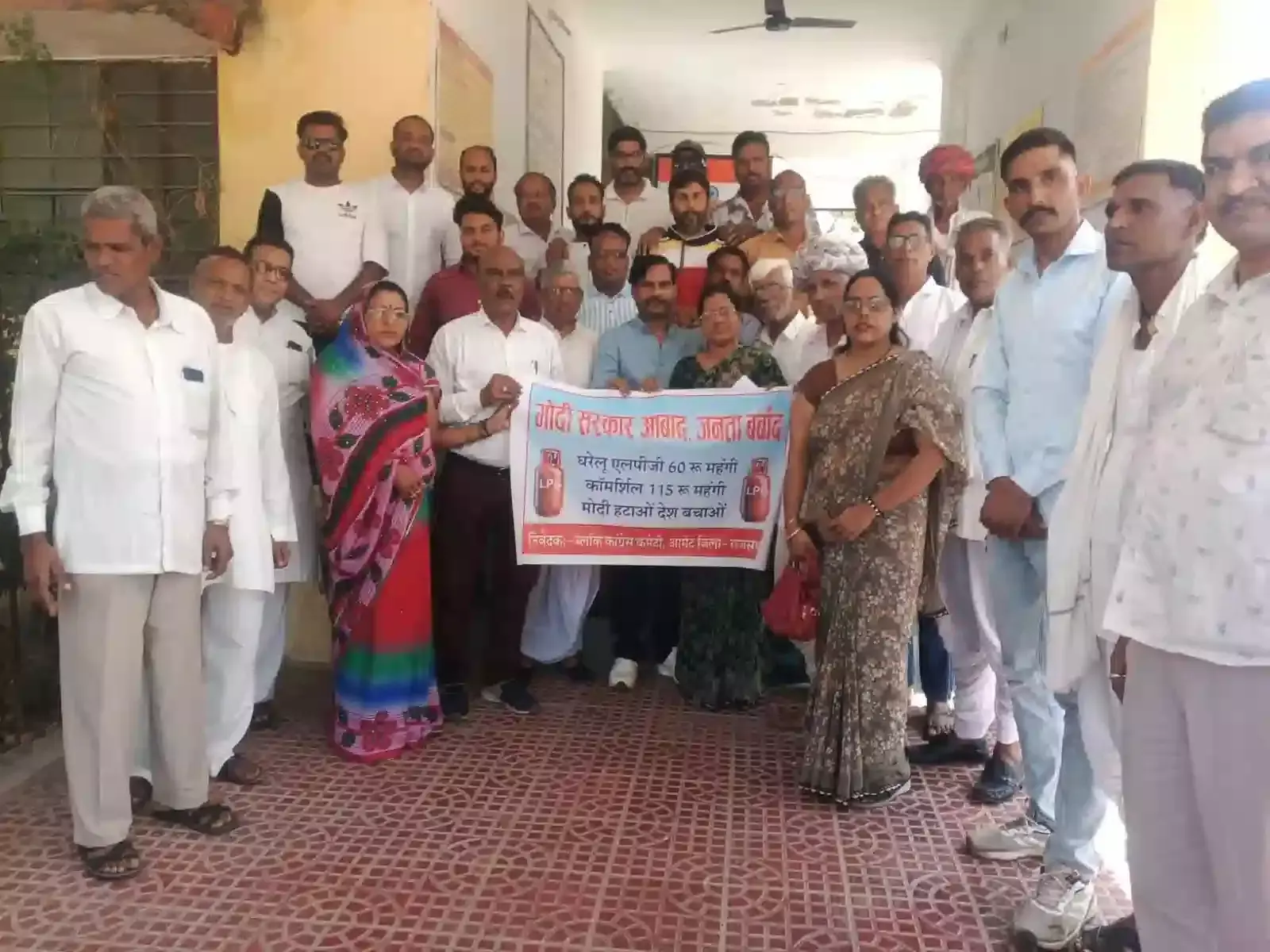 आमेट एसडीएम कार्यालय के बाहर बढ़ती महंगाई के विरोध में प्रदर्शन करते कांग्रेस कार्यकर्ता और पदाधिकारी। आमेट एसडीएम कार्यालय के बाहर बढ़ती महंगाई के विरोध में प्रदर्शन करते कांग्रेस कार्यकर्ता और पदाधिकारी।
