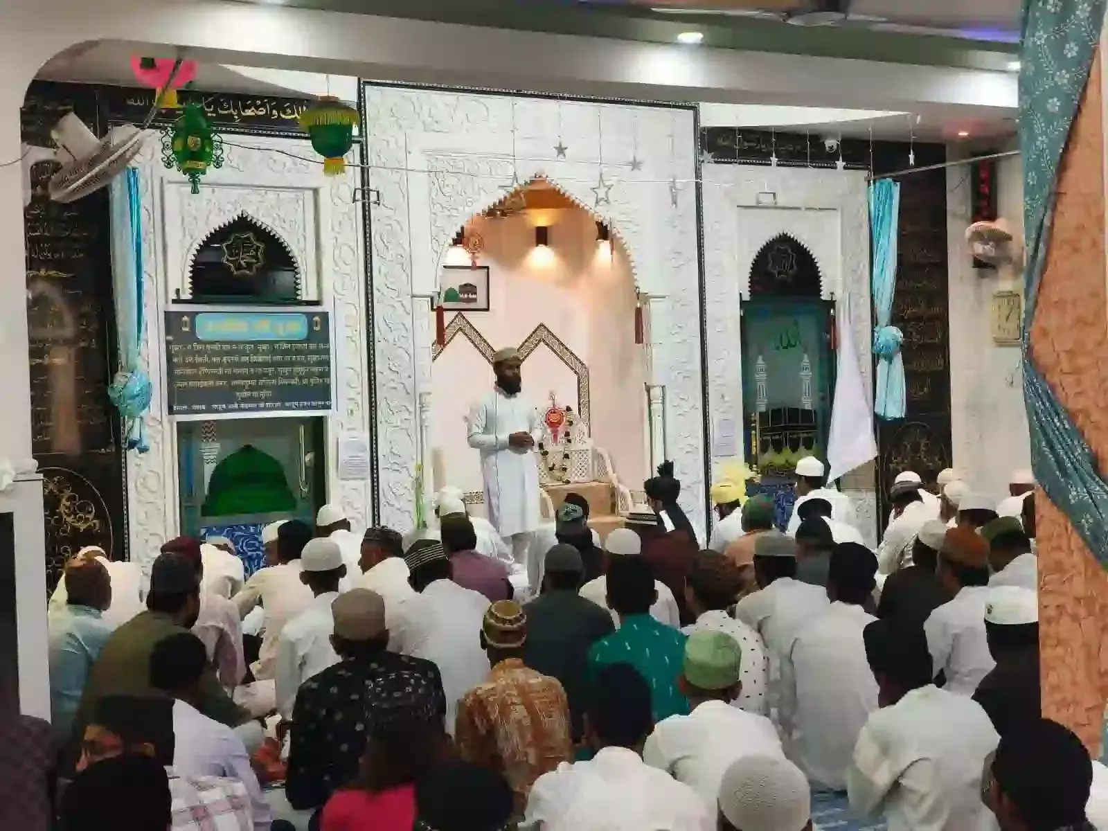 आमेट की जामा मस्जिद में रमजान के अंतिम जुमे की नमाज अदा करते मुस्लिम समुदाय के लोग। आमेट की जामा मस्जिद में रमजान के अंतिम जुमे की नमाज अदा करते मुस्लिम समुदाय के लोग।