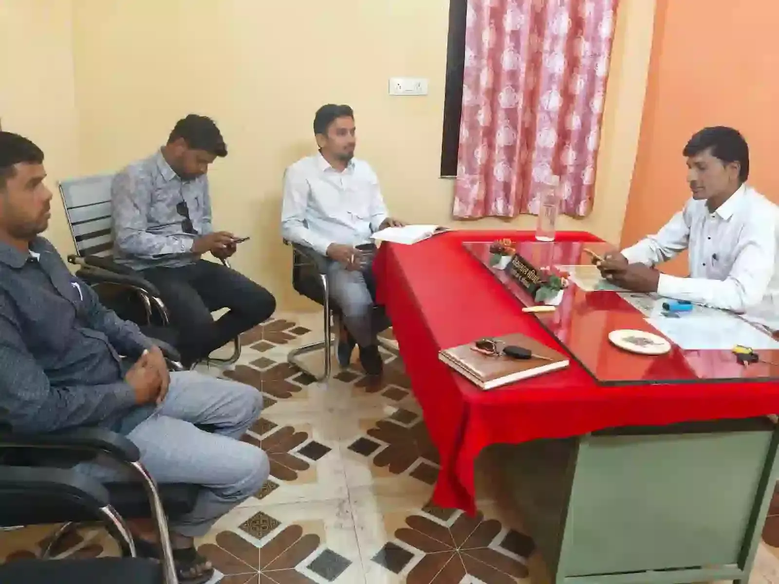 अरनोद के जीरावता में जलदाय विभाग के अधिकारी और कर्मचारी जल स्रोतों का भौतिक निरीक्षण करते हुए। अरनोद के जीरावता में जलदाय विभाग के अधिकारी और कर्मचारी जल स्रोतों का भौतिक निरीक्षण करते हुए।