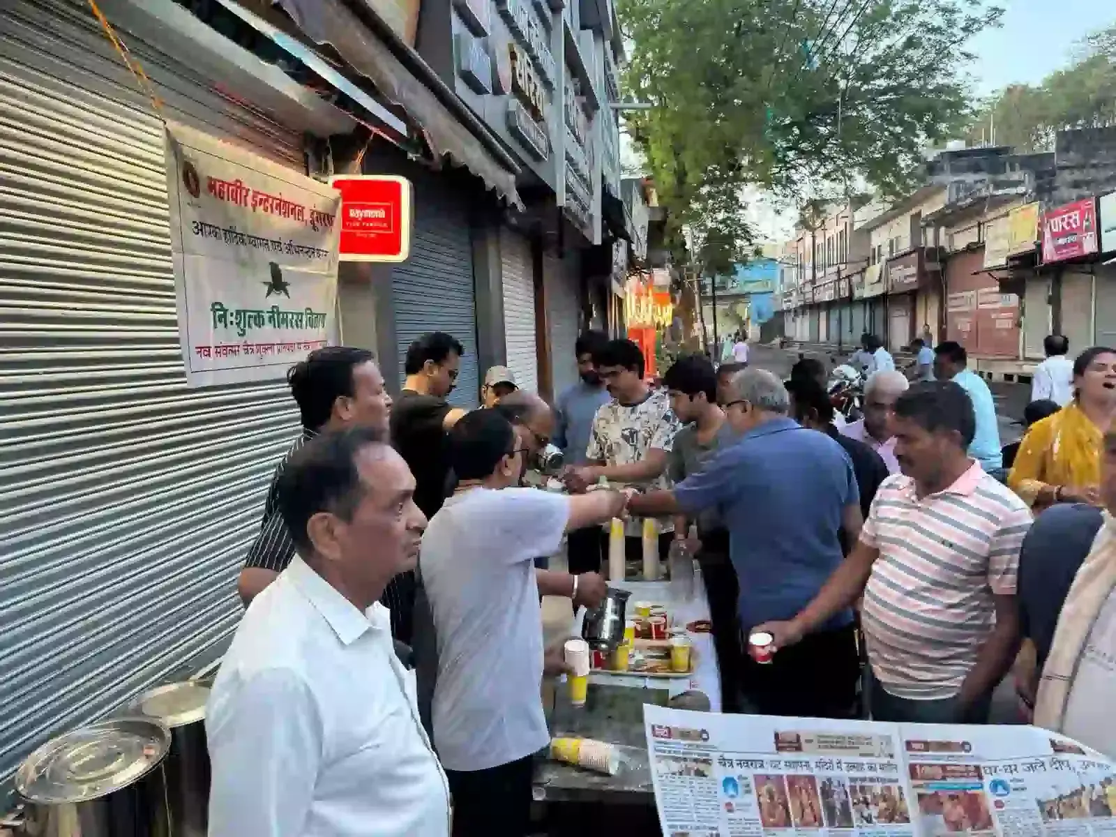 डूंगरपुर के तहसील चौराहा पर नीम रस वितरण केंद्र पर उमड़ी भीड़ और सेवा देते समिति के सदस्य। डूंगरपुर के तहसील चौराहा पर नीम रस वितरण केंद्र पर उमड़ी भीड़ और सेवा देते समिति के सदस्य।