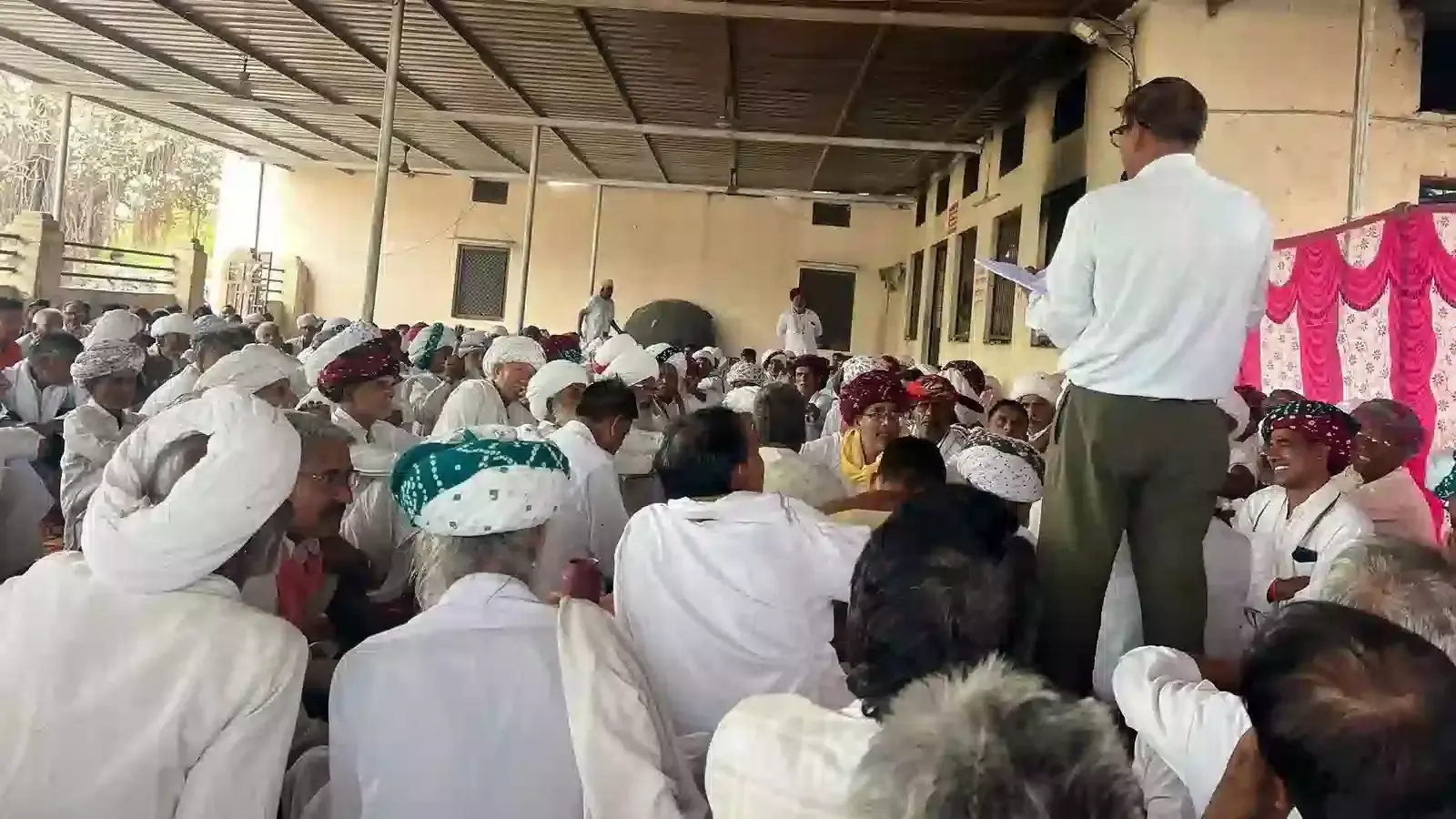 रकमगढ़ भेरुनाथ मन्दिर परिसर में चर्चा करते धनगर मेवाड़ा गाडरी समाज के पंच पटेल और ग्रामीण युवा। रकमगढ़ भेरुनाथ मन्दिर परिसर में चर्चा करते धनगर मेवाड़ा गाडरी समाज के पंच पटेल और ग्रामीण युवा।