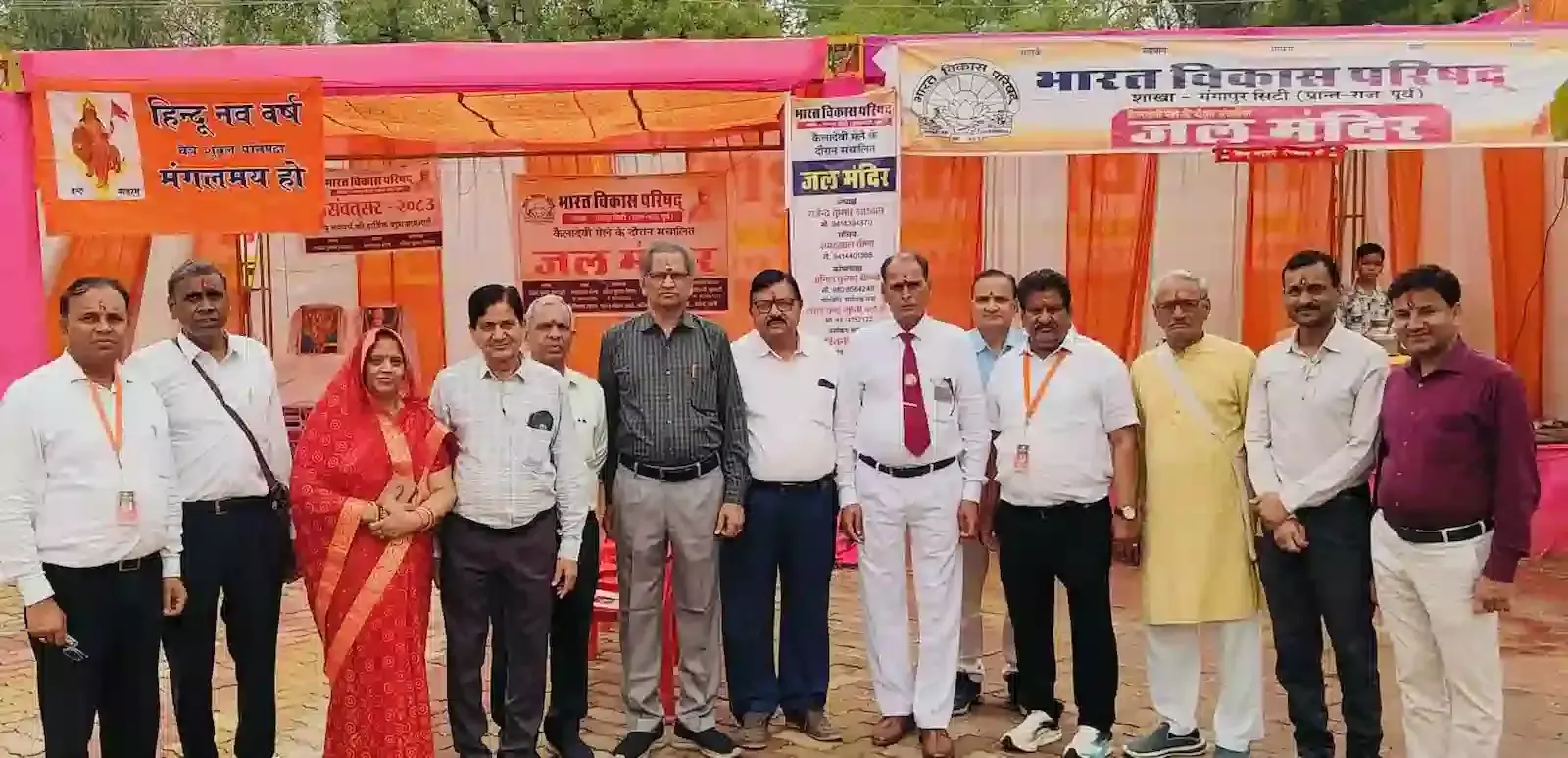 गंगापुर सिटी रेलवे स्टेशन पर जल मंदिर प्याऊ के उद्घाटन समारोह में दीप प्रज्वलित करते अतिथि और परिषद सदस्य। गंगापुर सिटी रेलवे स्टेशन पर जल मंदिर प्याऊ के उद्घाटन समारोह में दीप प्रज्वलित करते अतिथि और परिषद सदस्य।