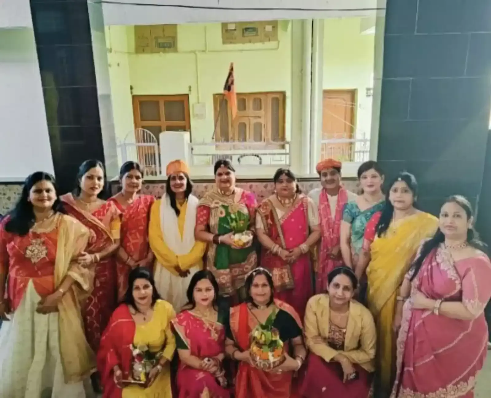 बारां में गणगौर महोत्सव के दौरान पारंपरिक परिधानों में सजी महिलाएं ईसर और गणगौर की प्रतिमाओं के साथ उत्सव मनाती हुईं। बारां में गणगौर महोत्सव के दौरान पारंपरिक परिधानों में सजी महिलाएं ईसर और गणगौर की प्रतिमाओं के साथ उत्सव मनाती हुईं।