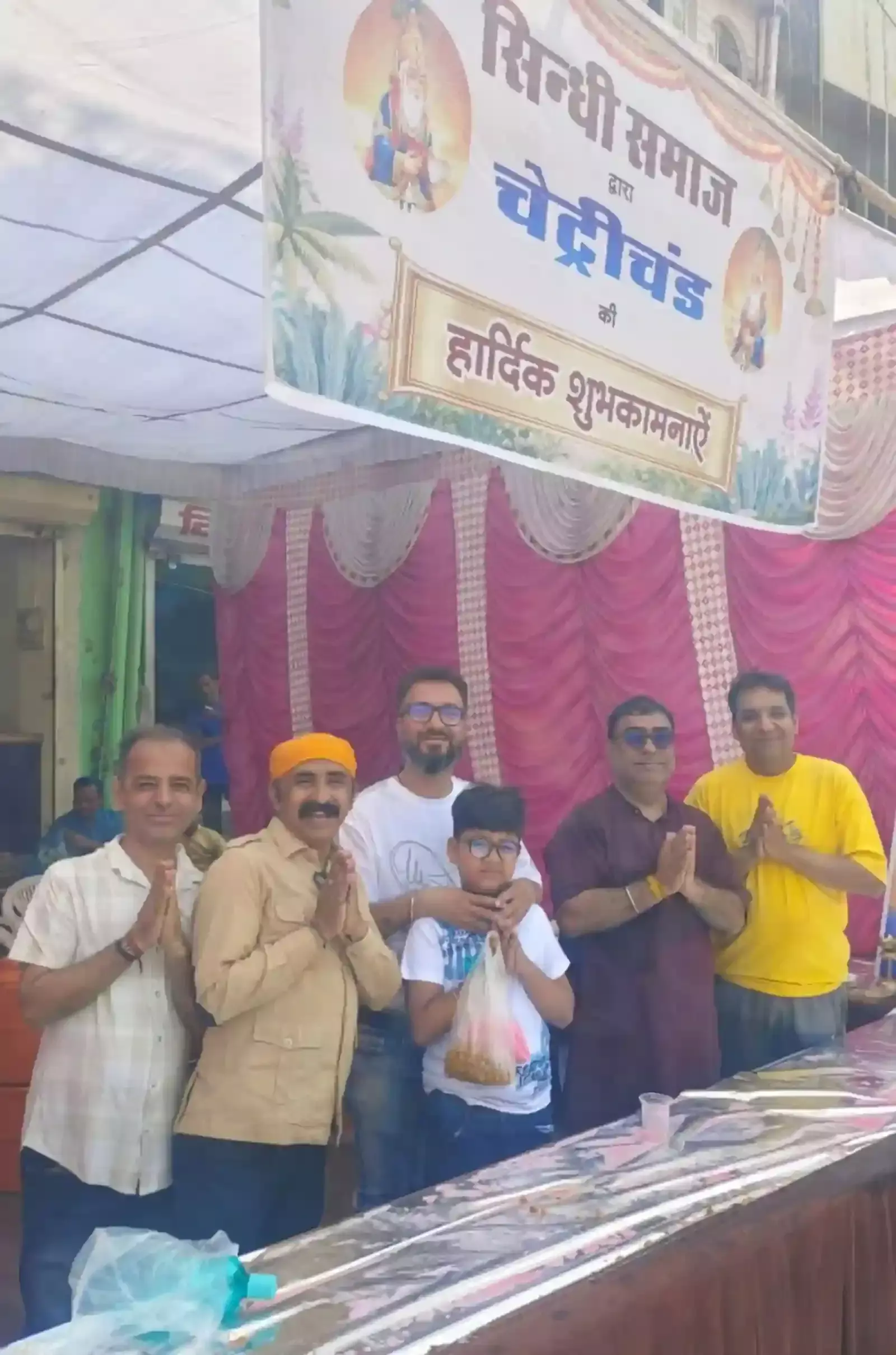 बारां के प्रताप चौक पर भगवान झूलेलाल की आरती करते सिंधी समाज के पुरुष और महिलाएं। बारां के प्रताप चौक पर भगवान झूलेलाल की आरती करते सिंधी समाज के पुरुष और महिलाएं।