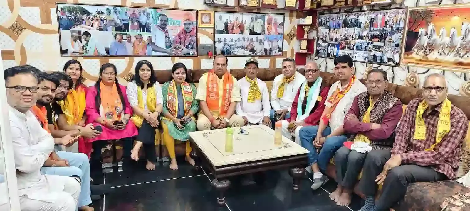 भरतपुर की नई मंडी में हिंदू नववर्ष सम्मेलन के दौरान मंच पर बैठे जिला सर्व समाज महासभा के पदाधिकारी। भरतपुर की नई मंडी में हिंदू नववर्ष सम्मेलन के दौरान मंच पर बैठे जिला सर्व समाज महासभा के पदाधिकारी।