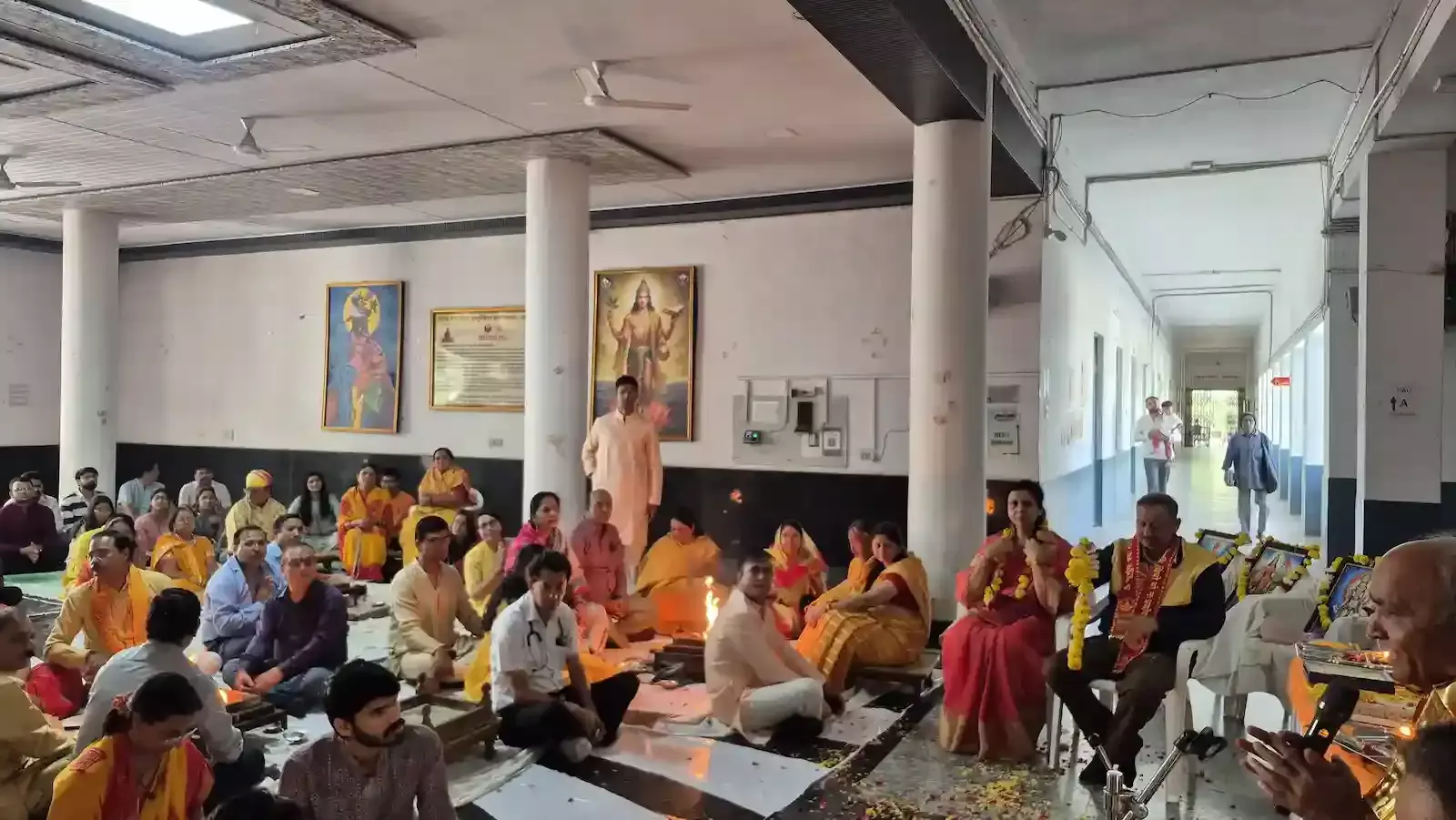भरतपुर की नई मंडी में हिंदू नववर्ष सम्मेलन के दौरान मंच पर बैठे जिला सर्व समाज महासभा के पदाधिकारी।