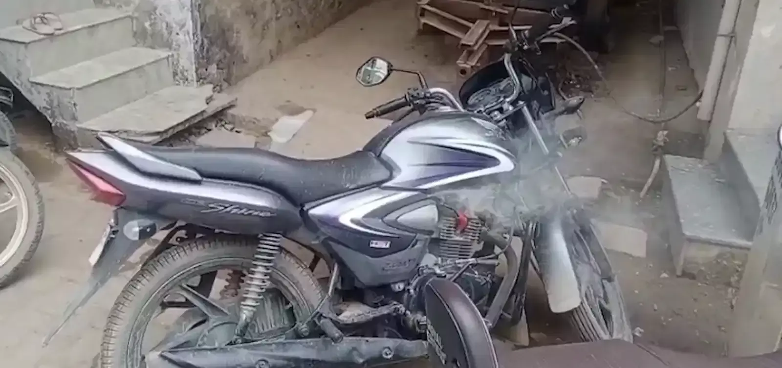 सवाई माधोपुर के खण्डार में पंजाब नेशनल बैंक के बाहर खड़ी बाइक से धुआं निकलता हुआ और बचाव कार्य जारी। सवाई माधोपुर के खण्डार में पंजाब नेशनल बैंक के बाहर खड़ी बाइक से धुआं निकलता हुआ और बचाव कार्य जारी।