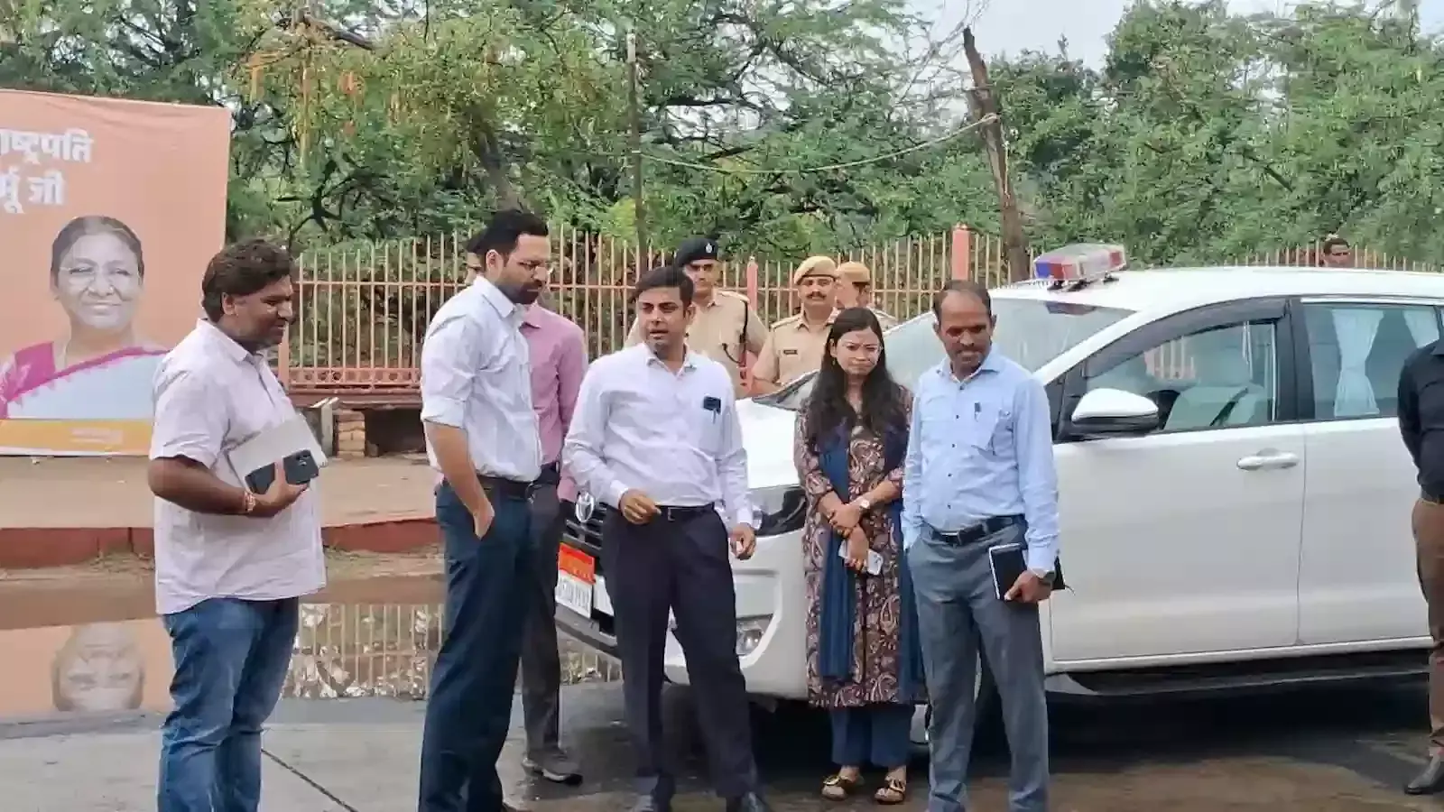 डीग में राष्ट्रपति के दौरे से पूर्व परिक्रमा मार्ग का निरीक्षण करते जिला कलेक्टर और पुलिस अधिकारी। डीग में राष्ट्रपति के दौरे से पूर्व परिक्रमा मार्ग का निरीक्षण करते जिला कलेक्टर और पुलिस अधिकारी।