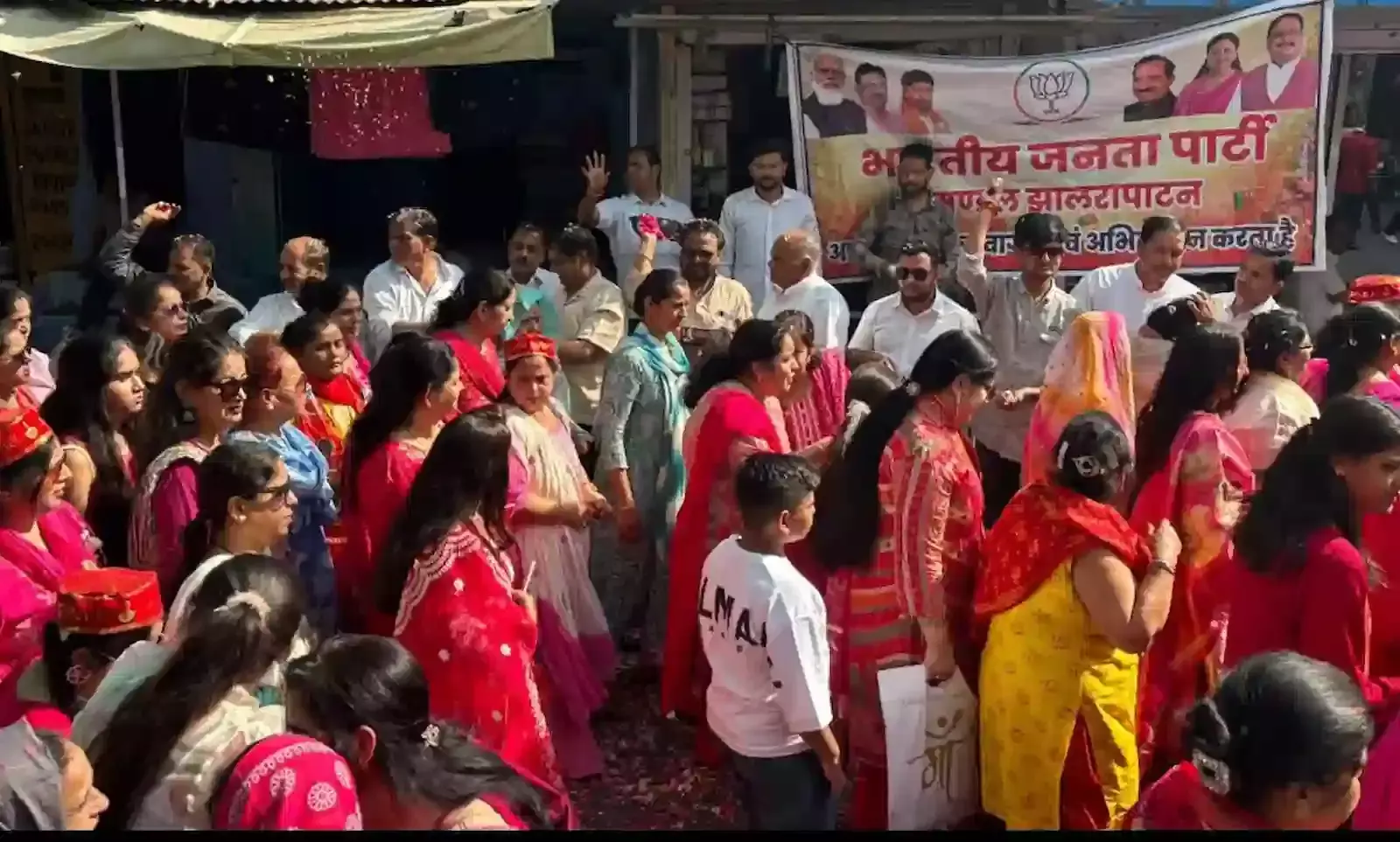 झालरापाटन के मुख्य मार्ग पर भगवान झूलेलाल की शोभायात्रा के दौरान पुष्प वर्षा करते भाजपा कार्यकर्ता और श्रद्धालु। झालरापाटन के मुख्य मार्ग पर भगवान झूलेलाल की शोभायात्रा के दौरान पुष्प वर्षा करते भाजपा कार्यकर्ता और श्रद्धालु।