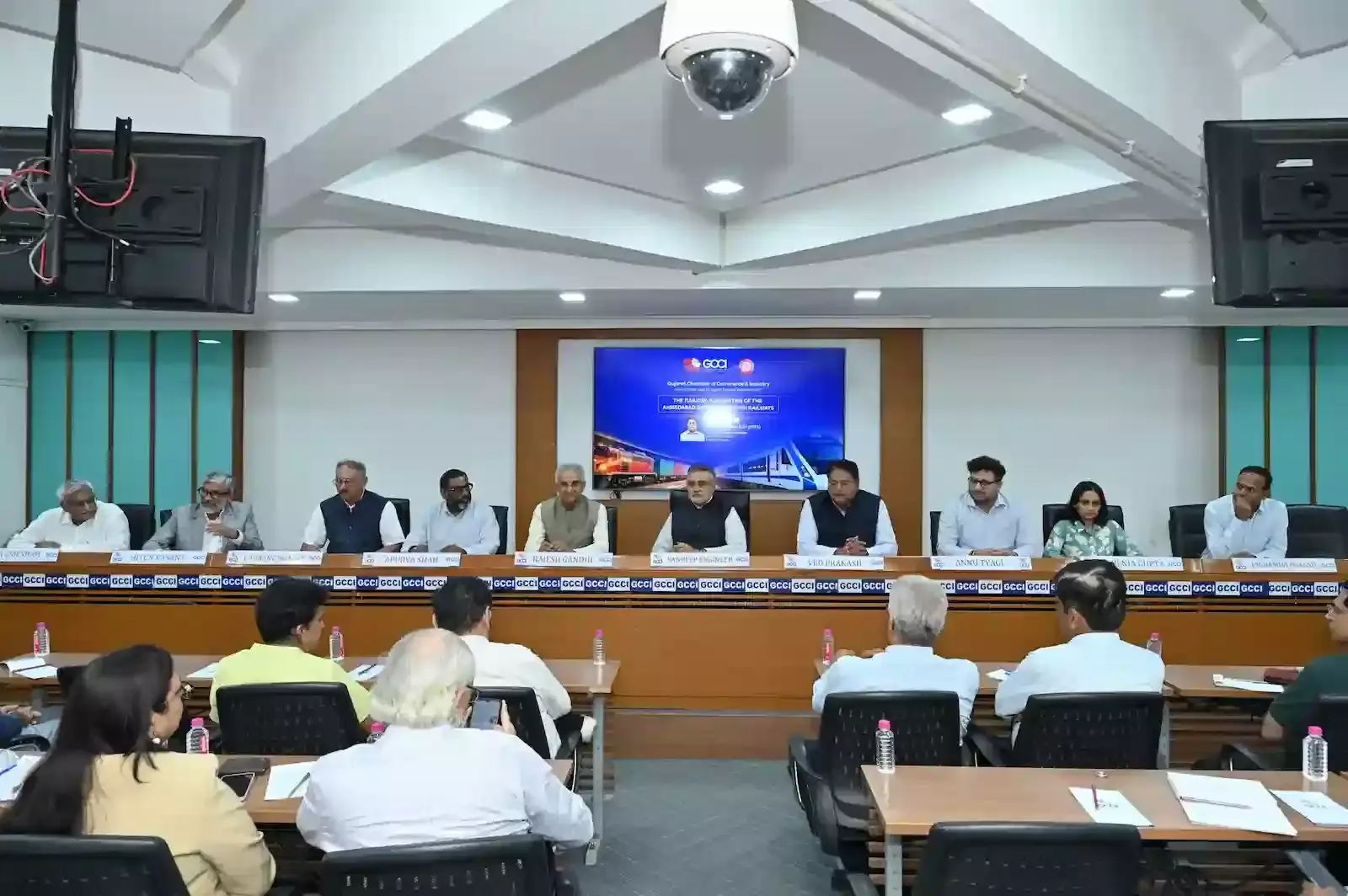 अहमदाबाद में GCCI पदाधिकारी और पश्चिम रेलवे के अधिकारी लॉजिस्टिक्स और माल परिवहन के विषय पर बैठक करते हुए। अहमदाबाद में GCCI पदाधिकारी और पश्चिम रेलवे के अधिकारी लॉजिस्टिक्स और माल परिवहन के विषय पर बैठक करते हुए।