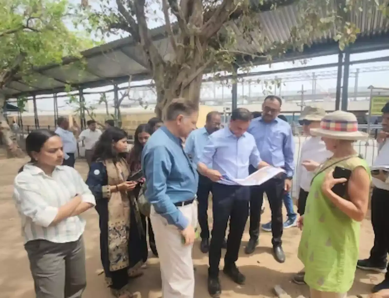 अहमदाबाद रेलवे स्टेशन पर निर्माणाधीन स्थल का निरीक्षण करते यूनेस्को प्रतिनिधि और आरएलडीए अधिकारी। अहमदाबाद रेलवे स्टेशन पर निर्माणाधीन स्थल का निरीक्षण करते यूनेस्को प्रतिनिधि और आरएलडीए अधिकारी।