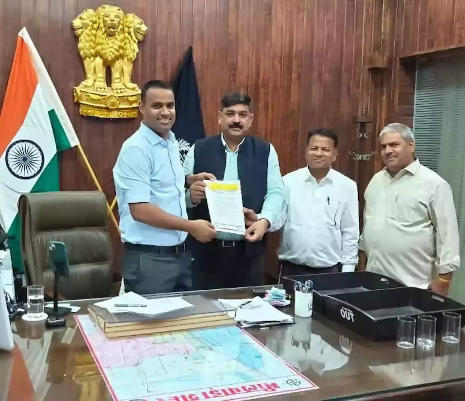 भीलवाड़ा में बिहार दिवस चिकित्सा शिविर के निमंत्रण पत्र के साथ आयोजन समिति के सदस्य और पदाधिकारी। भीलवाड़ा में बिहार दिवस चिकित्सा शिविर के निमंत्रण पत्र के साथ आयोजन समिति के सदस्य और पदाधिकारी।
