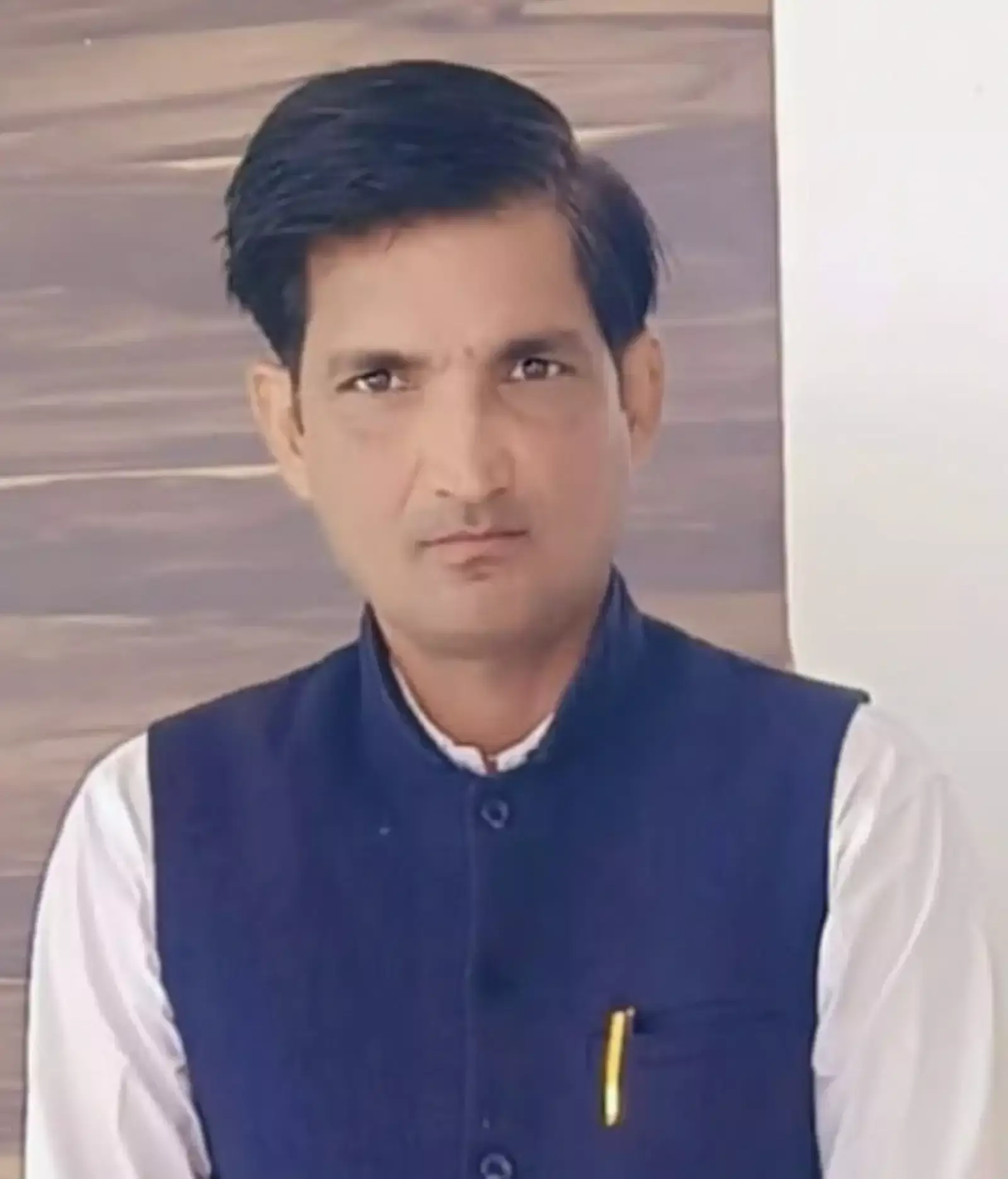 कोटा विश्वविद्यालय में पीएचडी चयन के बाद अपनी साहित्यिक उपलब्धियों के साथ खड़े कवि राकेश गुर्जर। कोटा विश्वविद्यालय में पीएचडी चयन के बाद अपनी साहित्यिक उपलब्धियों के साथ खड़े कवि राकेश गुर्जर।